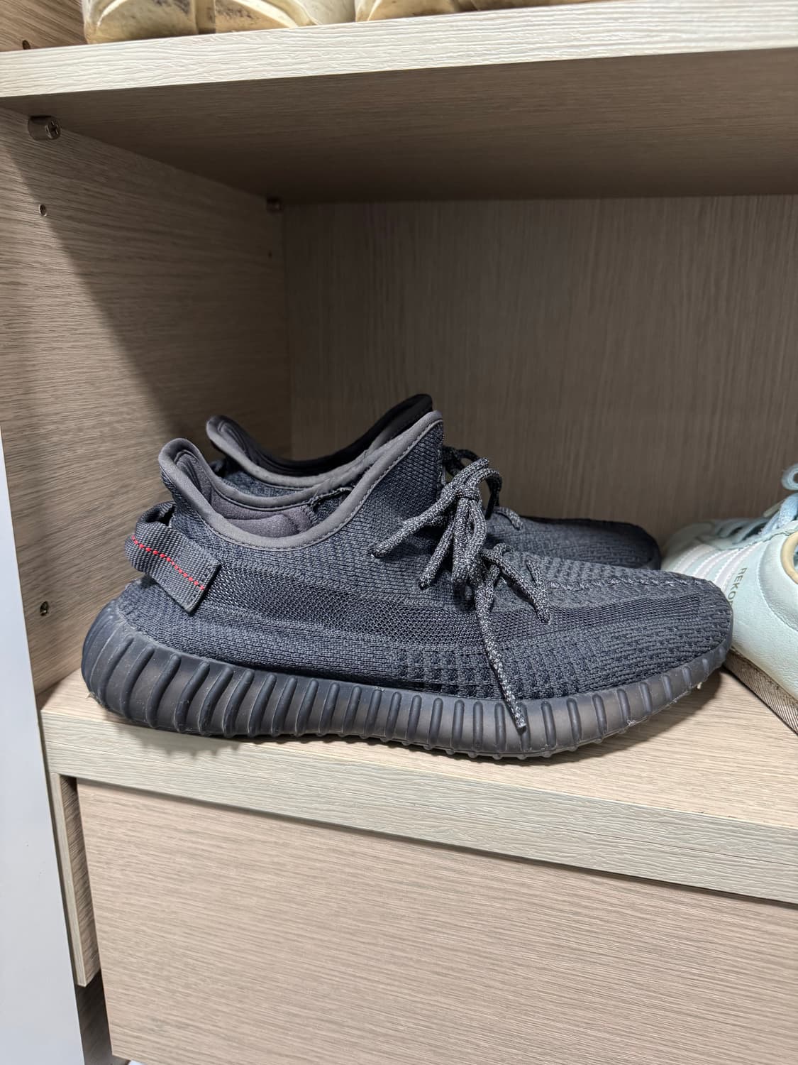 이지부스트 350 v2 블랙 논레플렉티브 상품이미지1