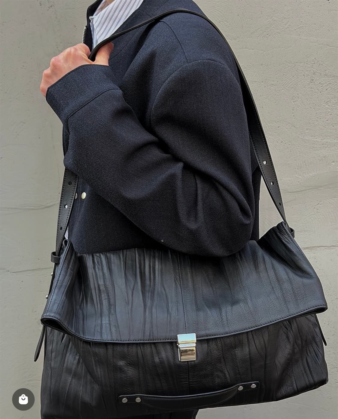 웨이비니스 레더 숄더 크로스백 블랙 상품이미지1