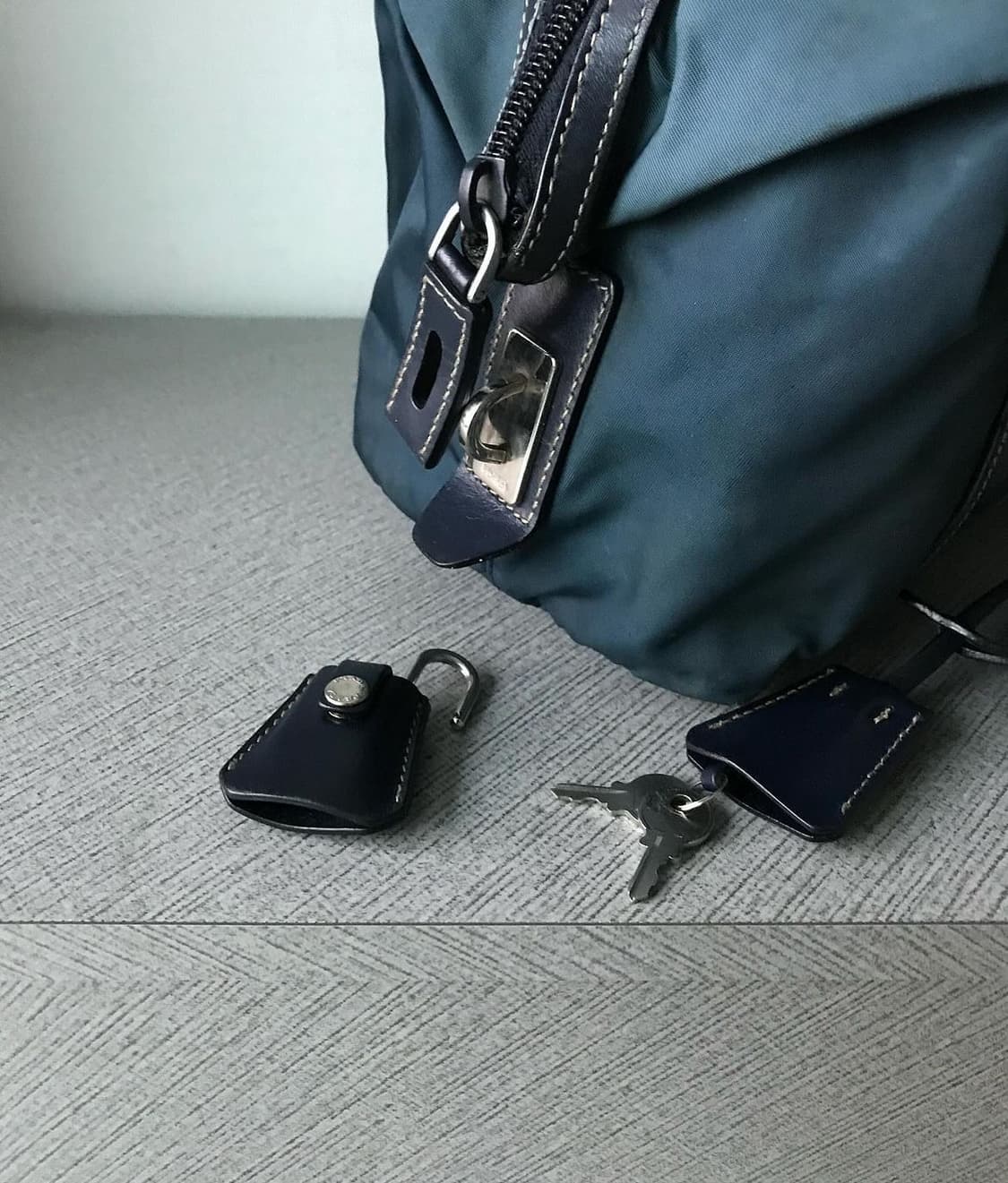 프라다 삼각로고 포코노 토트백 상품이미지7