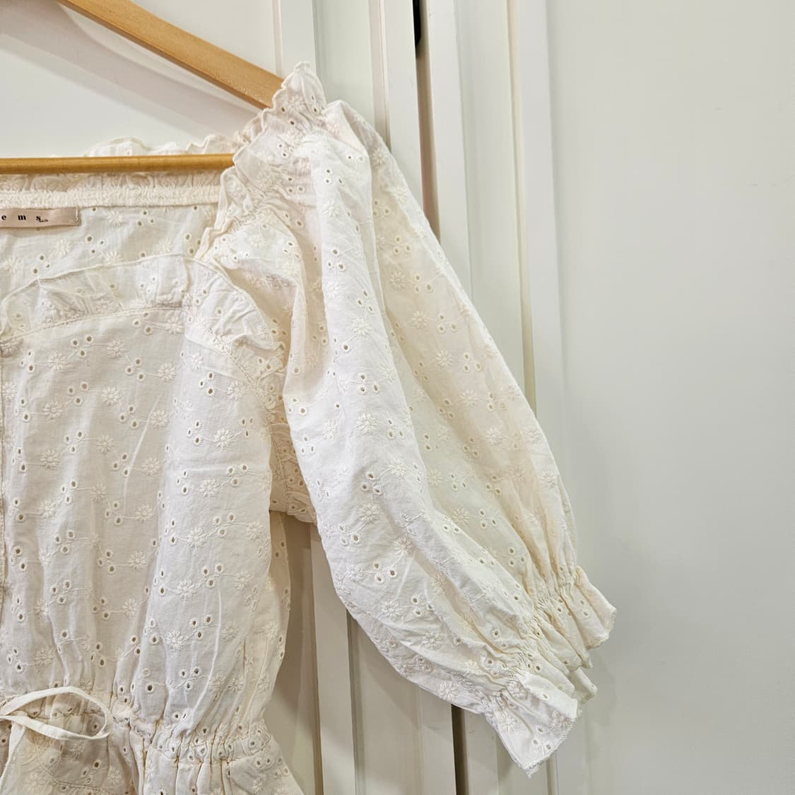 펀칭 코튼 오프숄더 블라우스 상품이미지3