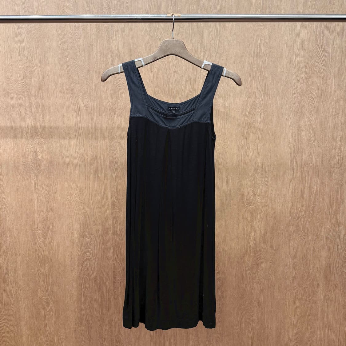 띠어리 배색 실크 요크 슬리브리스 미디 원피스 드레이프 블랙 상품이미지2