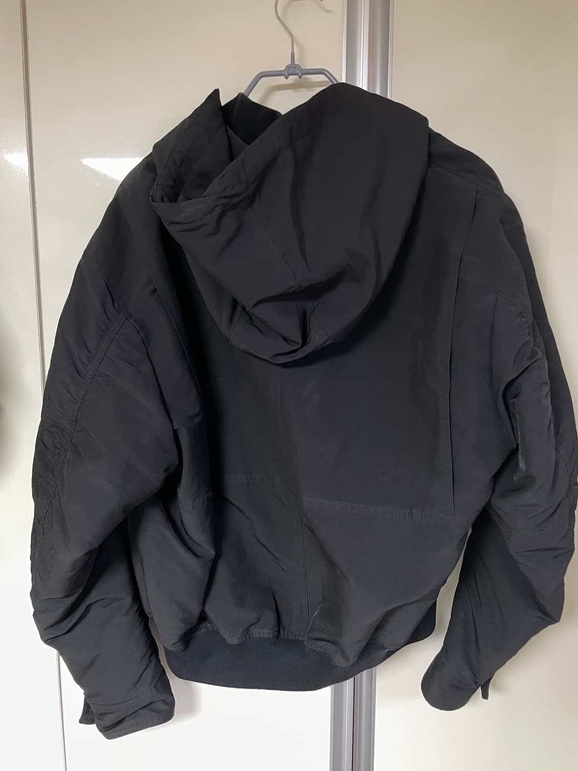 알렌느 사틴 3D 디테처블 핑거 홀 후드 봄버 블랙 2사이즈 상품이미지4