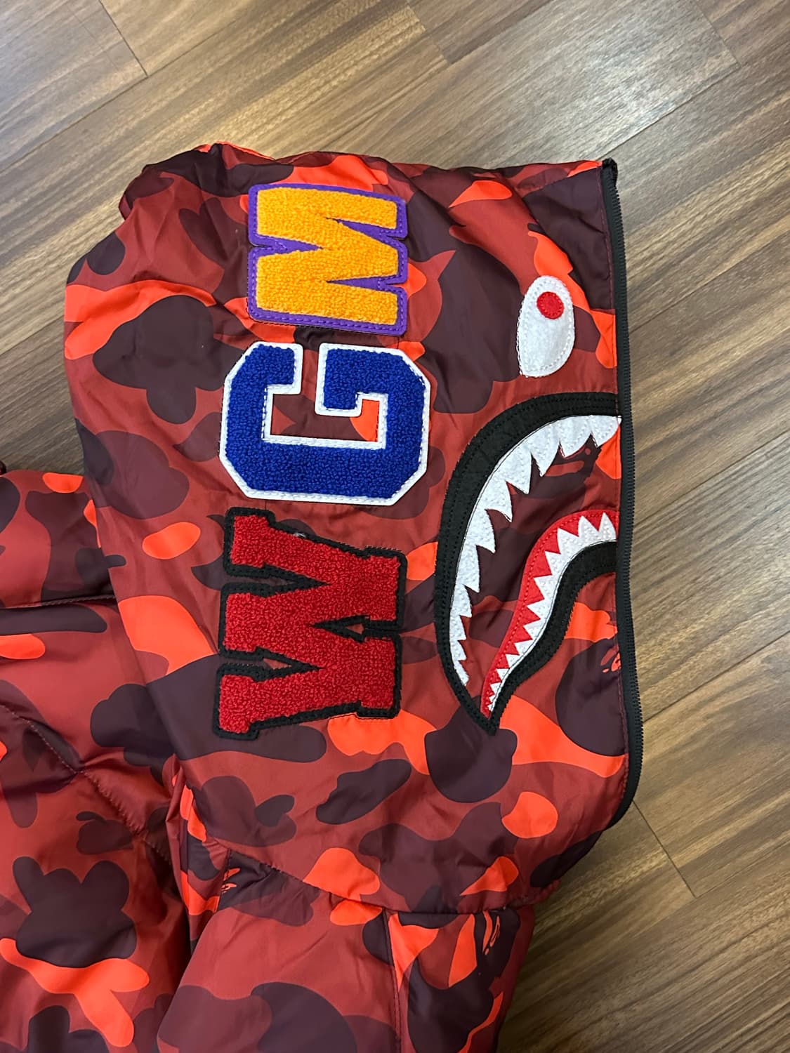 BAPE 레드 카모 샤크 패딩 XXL 상품이미지5