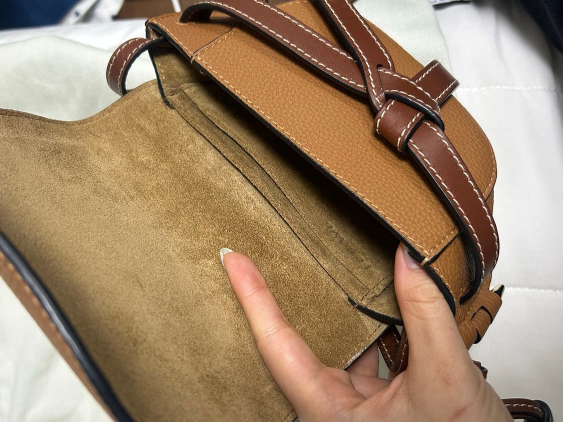 제니, 리아 로에베 게이트백 미니 탄 상품이미지6