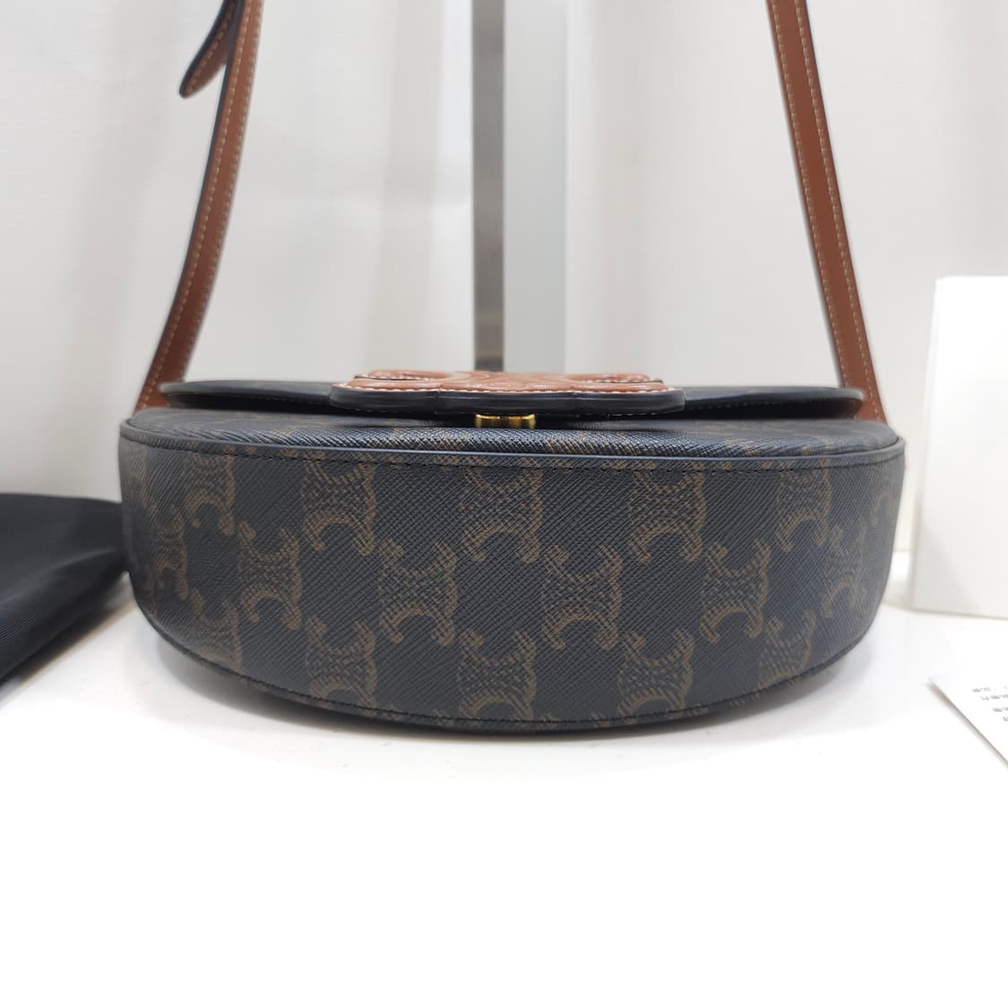 셀린느 퀴르 트리옹프 베사체 하프문 반달 백 상품이미지4