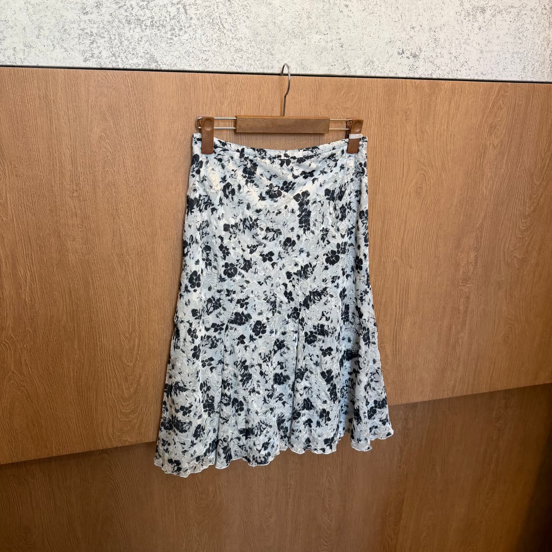 빈티지 쉬폰 미디 스커트 플라워 패턴 디테일 플레어핏 블랙 상품이미지2