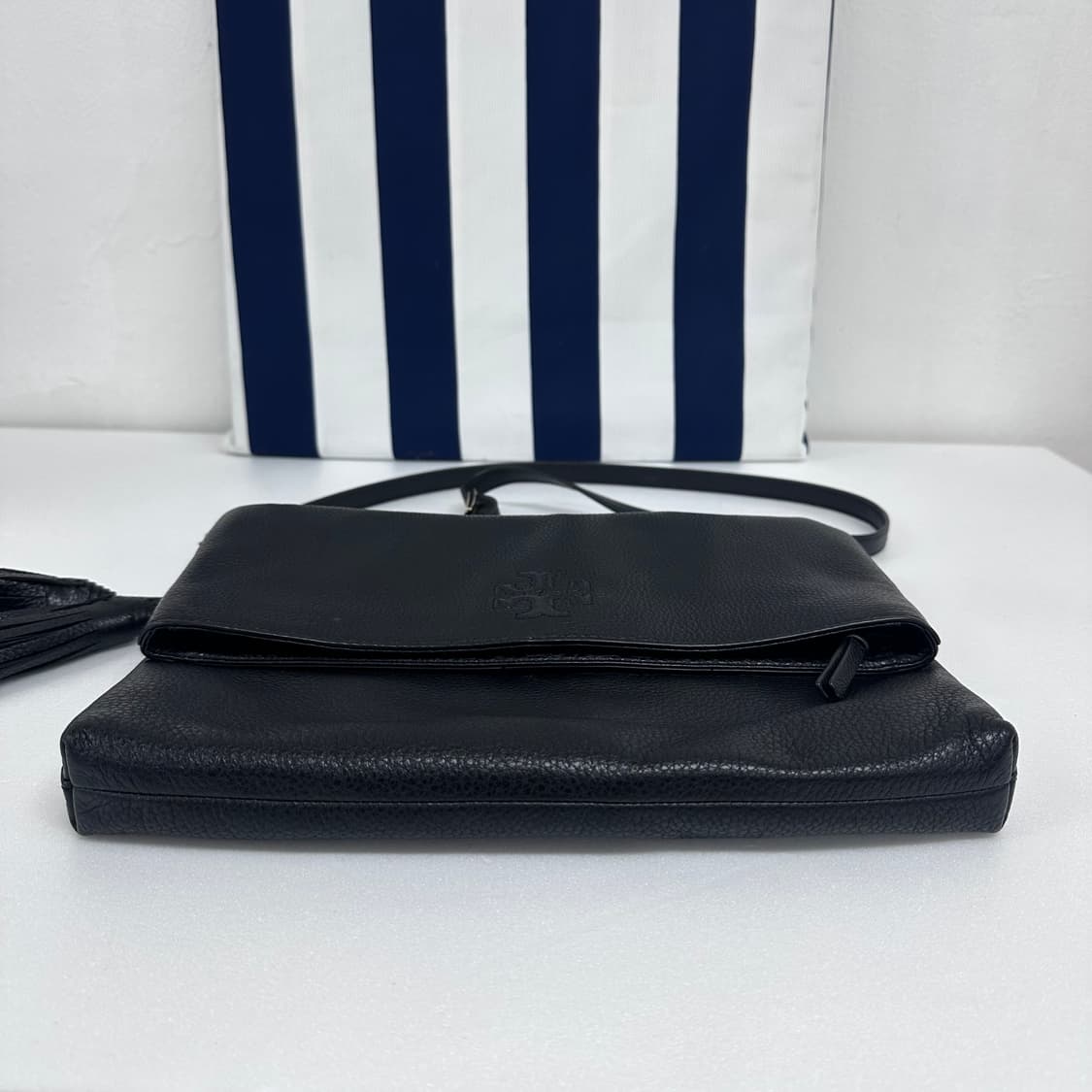 토리버치 블랙 가죽 테슬 크로스백 클러치형 가방 상품이미지4