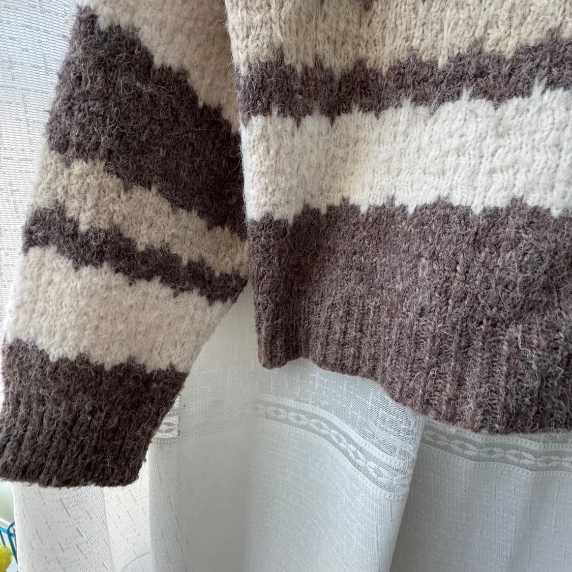 아이보리 브라운 스트라이프 부클 니트 스웨터 상품이미지5