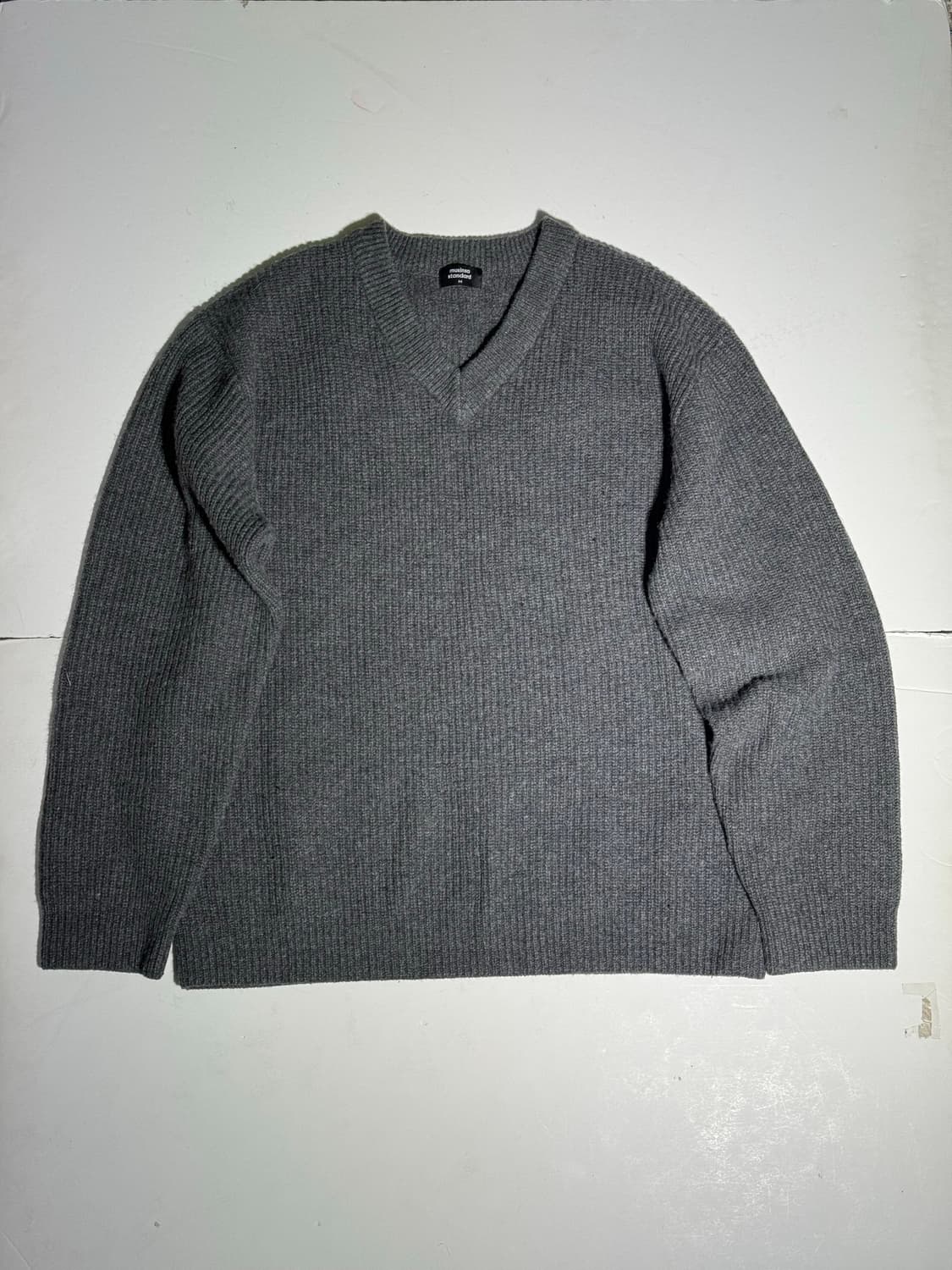무신사스탠다드 무탠다드 브이넥 울 니트 스웨터 그레이 상품이미지1