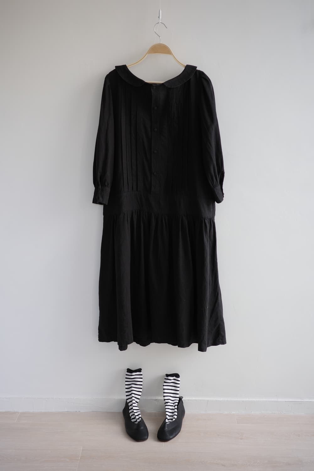 le ciel 
• 블랙 린넨 둥근카라 핀턱 주름 롱 원피스 상품이미지8