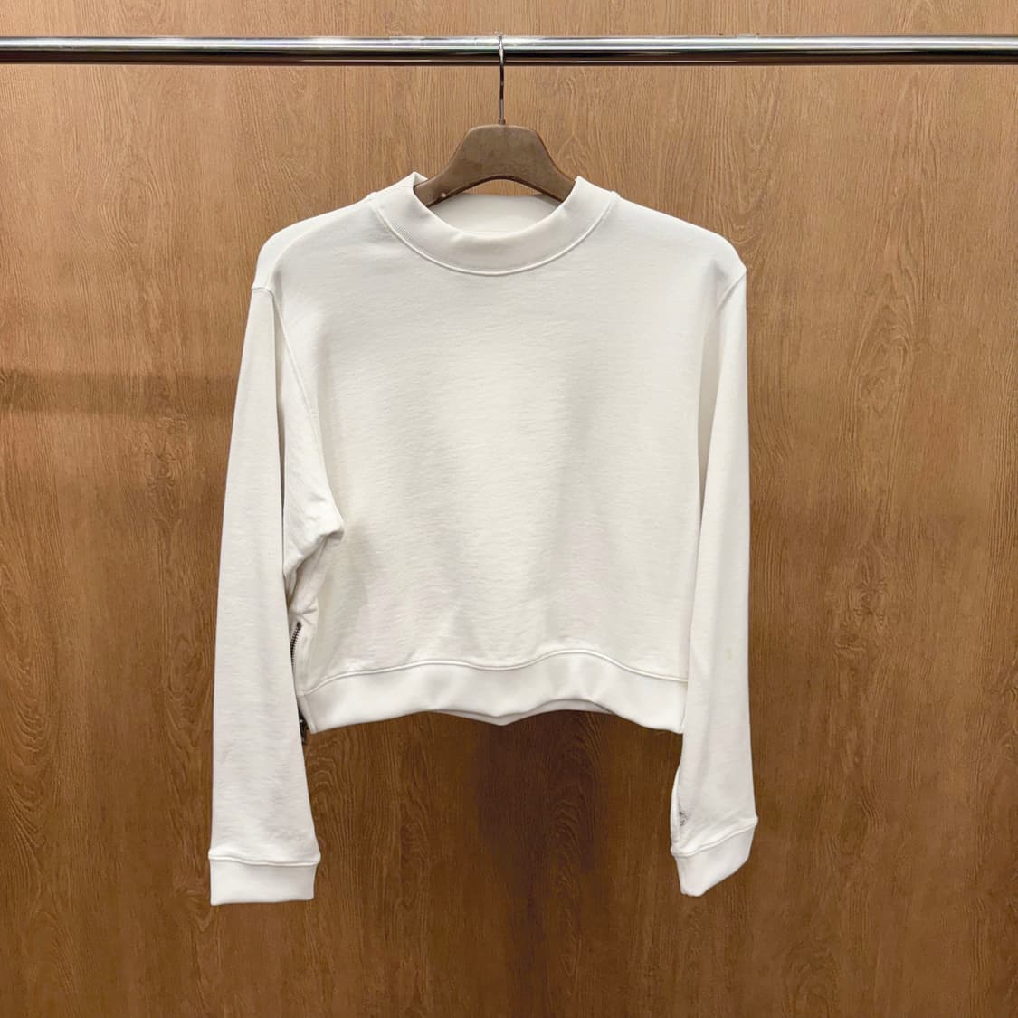 아크네 스튜디오 모크넥 크롭 맨투맨 무지 사이드 지퍼 디테일 화이트 상품이미지2