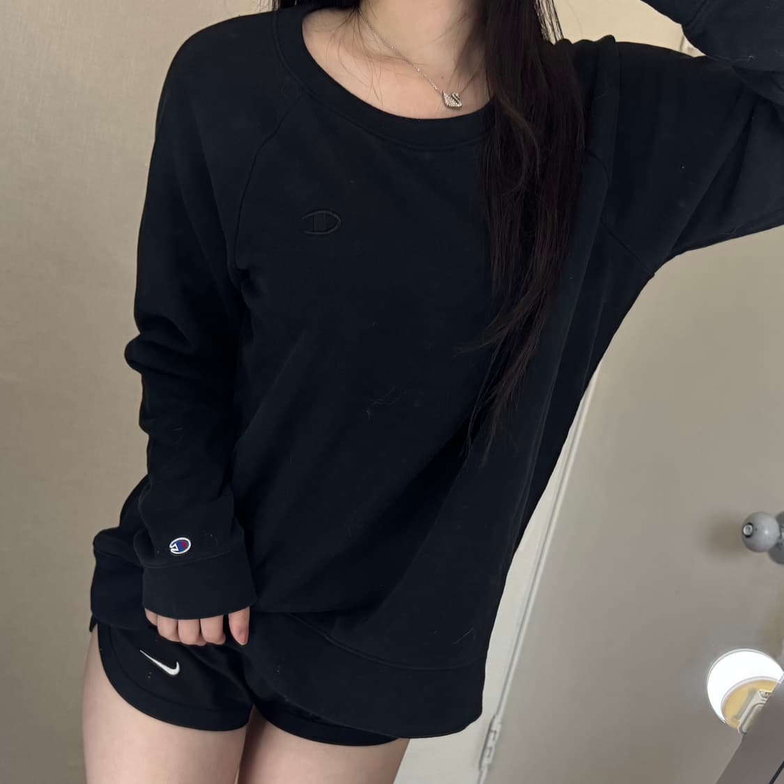 챔피온 로고 블랙 맨투맨 🖤 상품이미지2