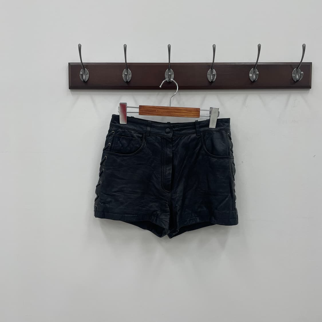 풀 램스킨 사이드 레이스업 숏 팬츠 가죽 반바지 상품이미지1