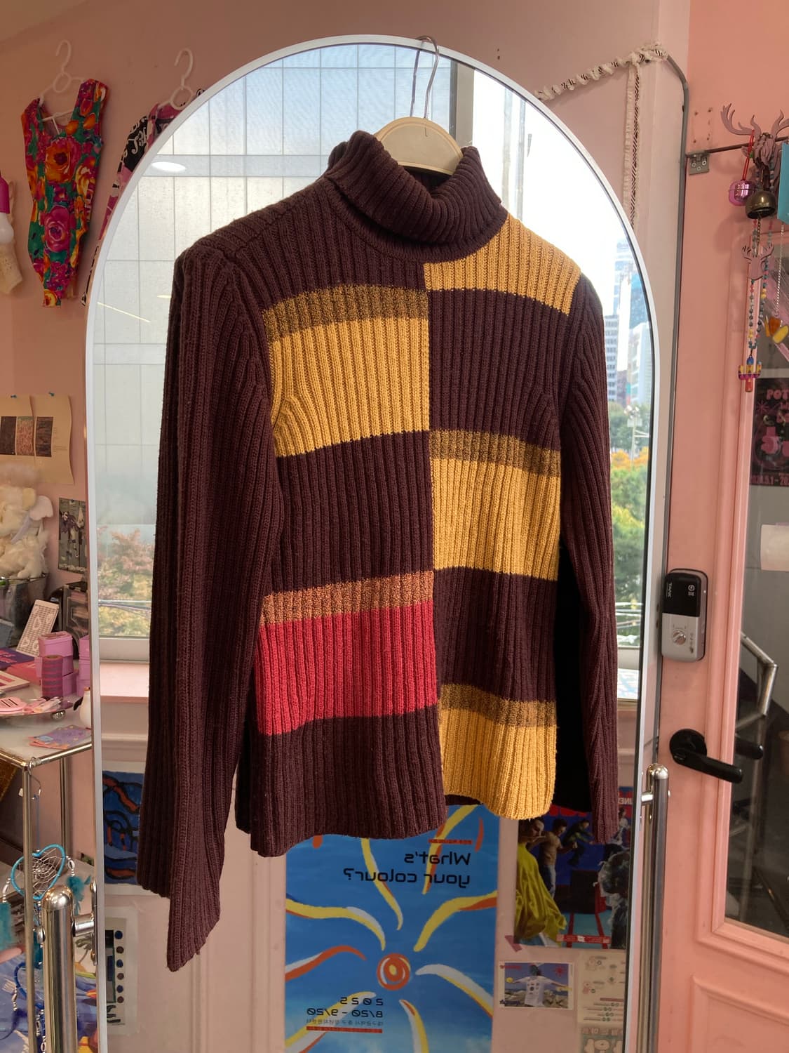 브라운 배색 패턴 목폴라 니트 상품이미지1