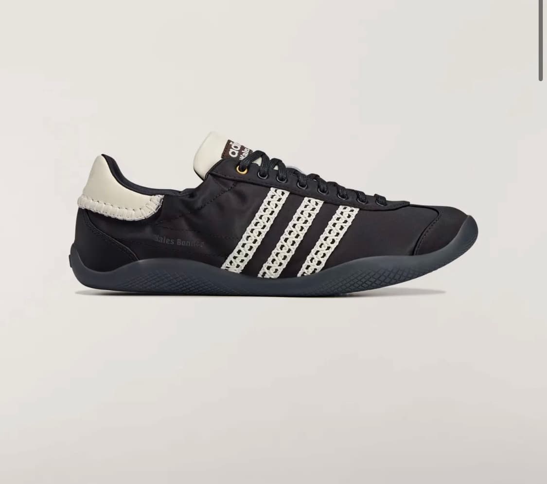 아디다스 웨일즈보너 카린타 로 새틴 슈즈 코어블랙 IH7259 상품이미지1