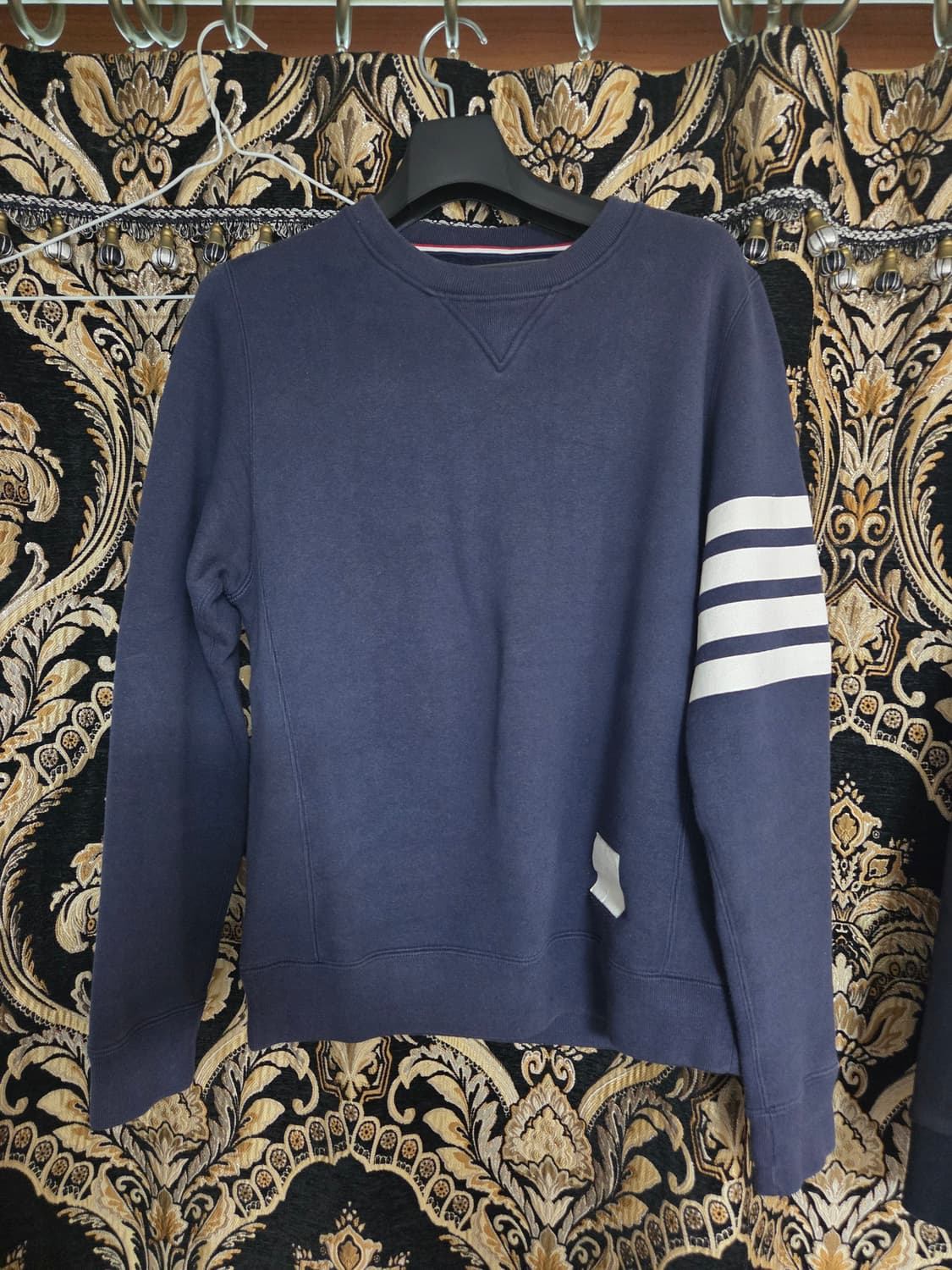 [정품] 톰브라운 사선 완장 맨투맨 네이비 S 상품이미지1