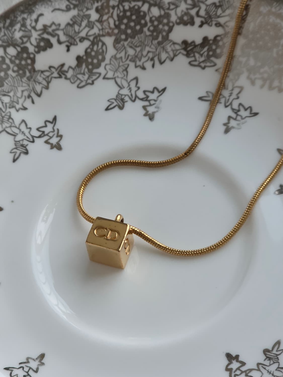 디올 금장 CD 로고 큐브 목걸이 상품이미지1