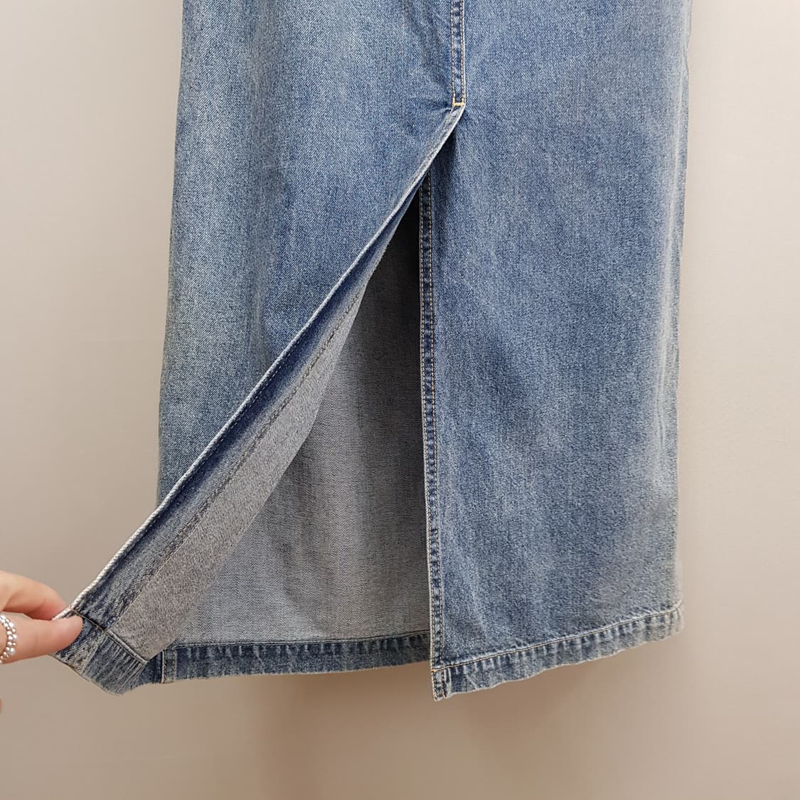 한섬 랑방 2023 백밴딩 데님 슬릿  스커트 64-94사이즈 상품이미지4