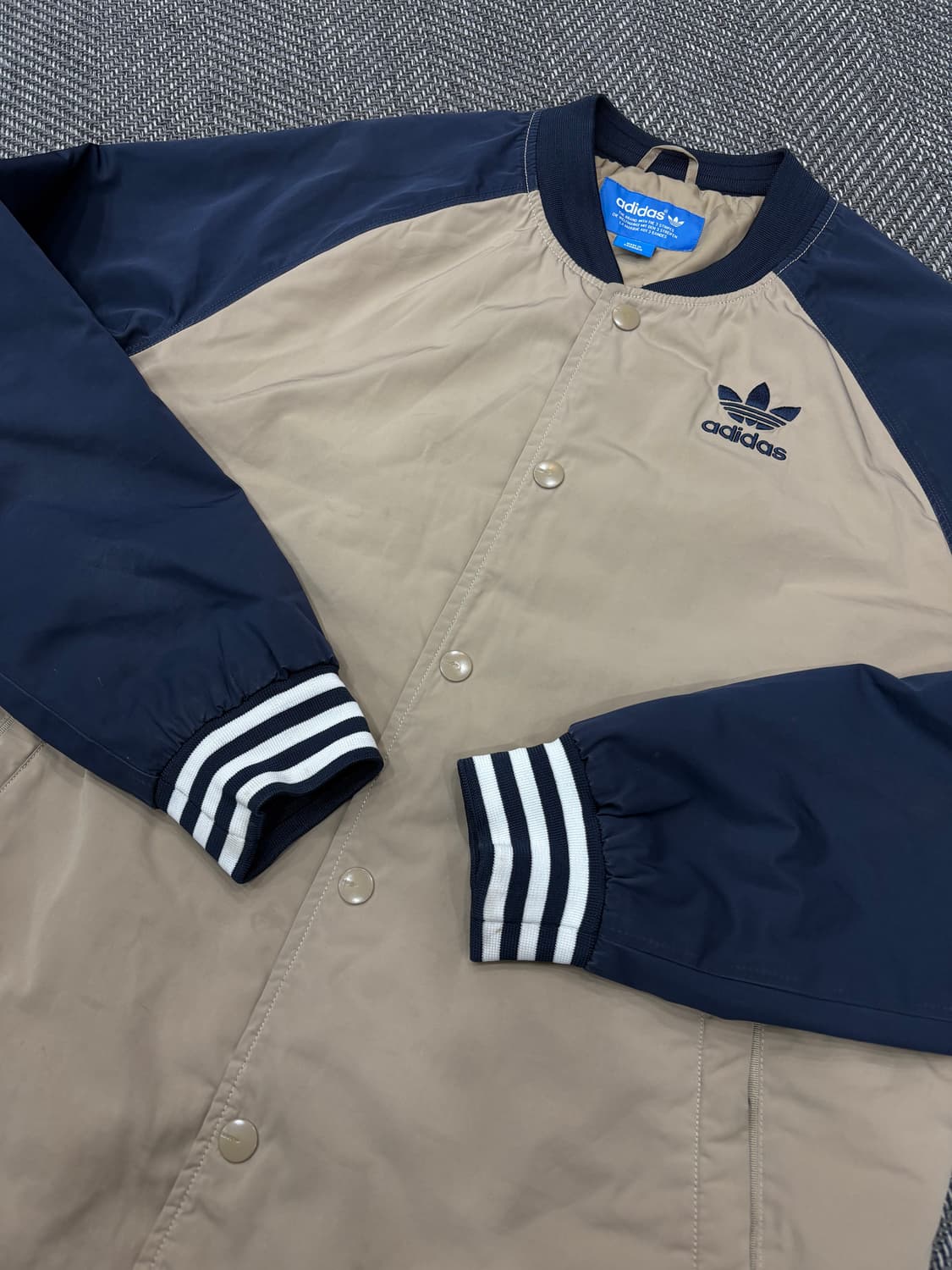 아디다스 바시티 누빔 자켓 베이지배색 상품이미지3