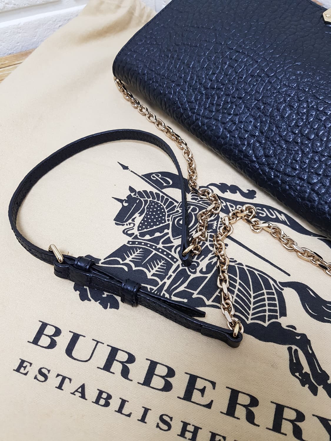 [정품] 버버리 블랙 체인 숄더백 상품이미지4