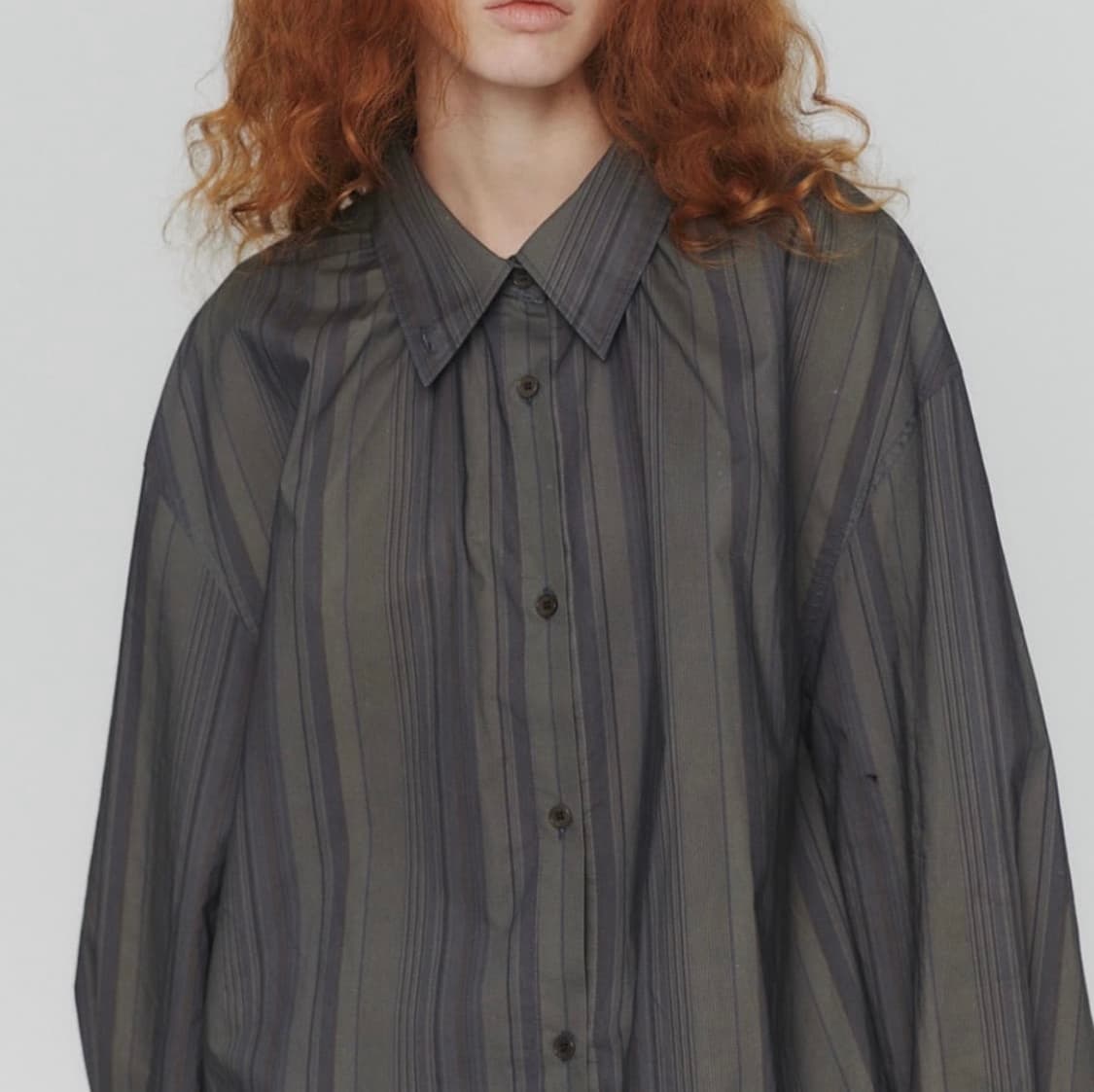 아모멘토 24fw 넥 셔링 스트라이프 오버사이즈 셔츠 상품이미지1