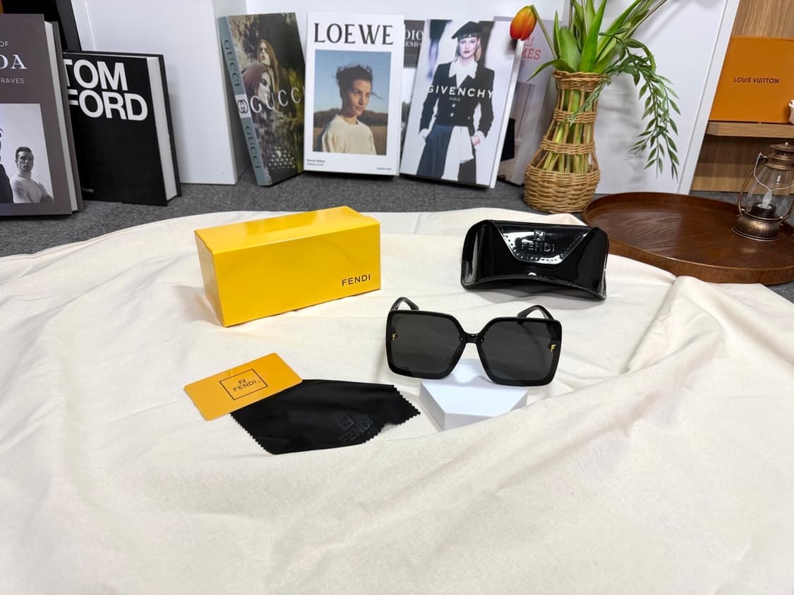 팬디 오버사이즈 스퀘어 블랙 선글라스 상품이미지1