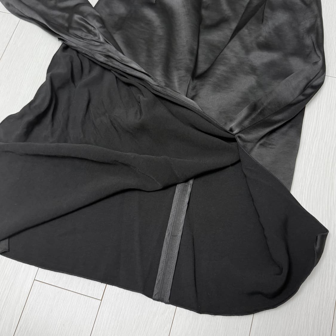 더오픈프로덕트 블랙 새틴 스커트 상품이미지6