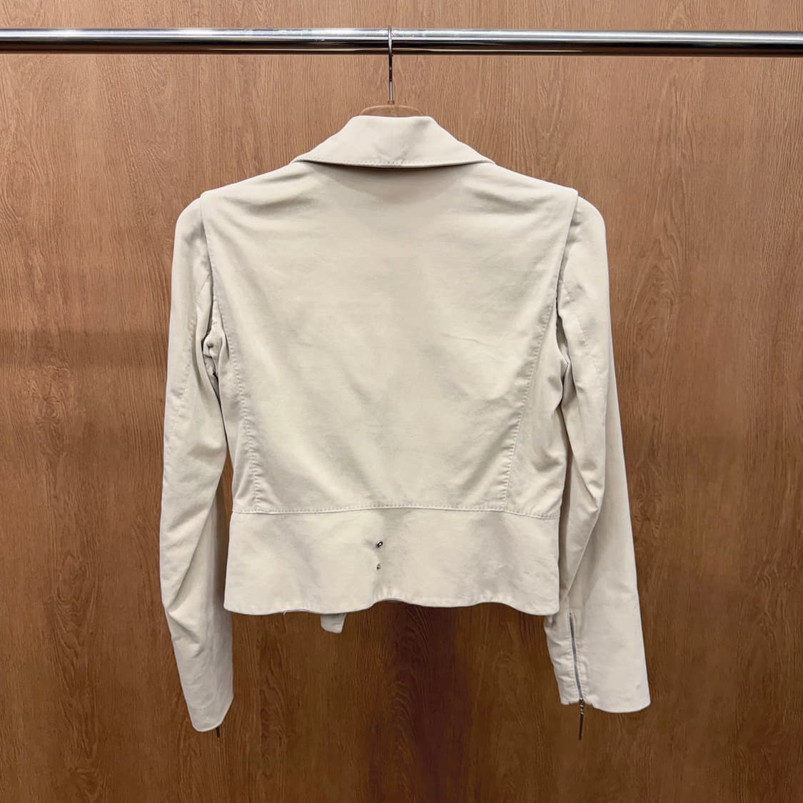 루이비통 코튼 라이더 자켓 언밸런스 지퍼 플랩 포켓 디테일 아이보리 상품이미지3