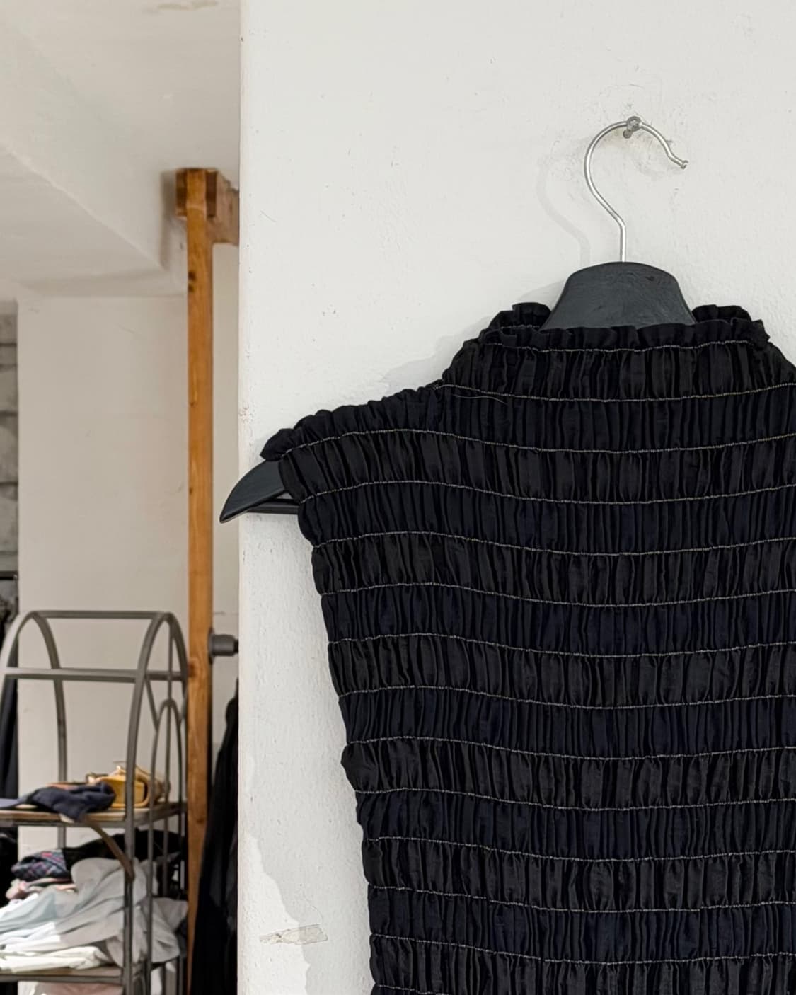 이세이 미야케 네이비 플리츠 스트라이프 슬리브리스 탑 상품이미지2