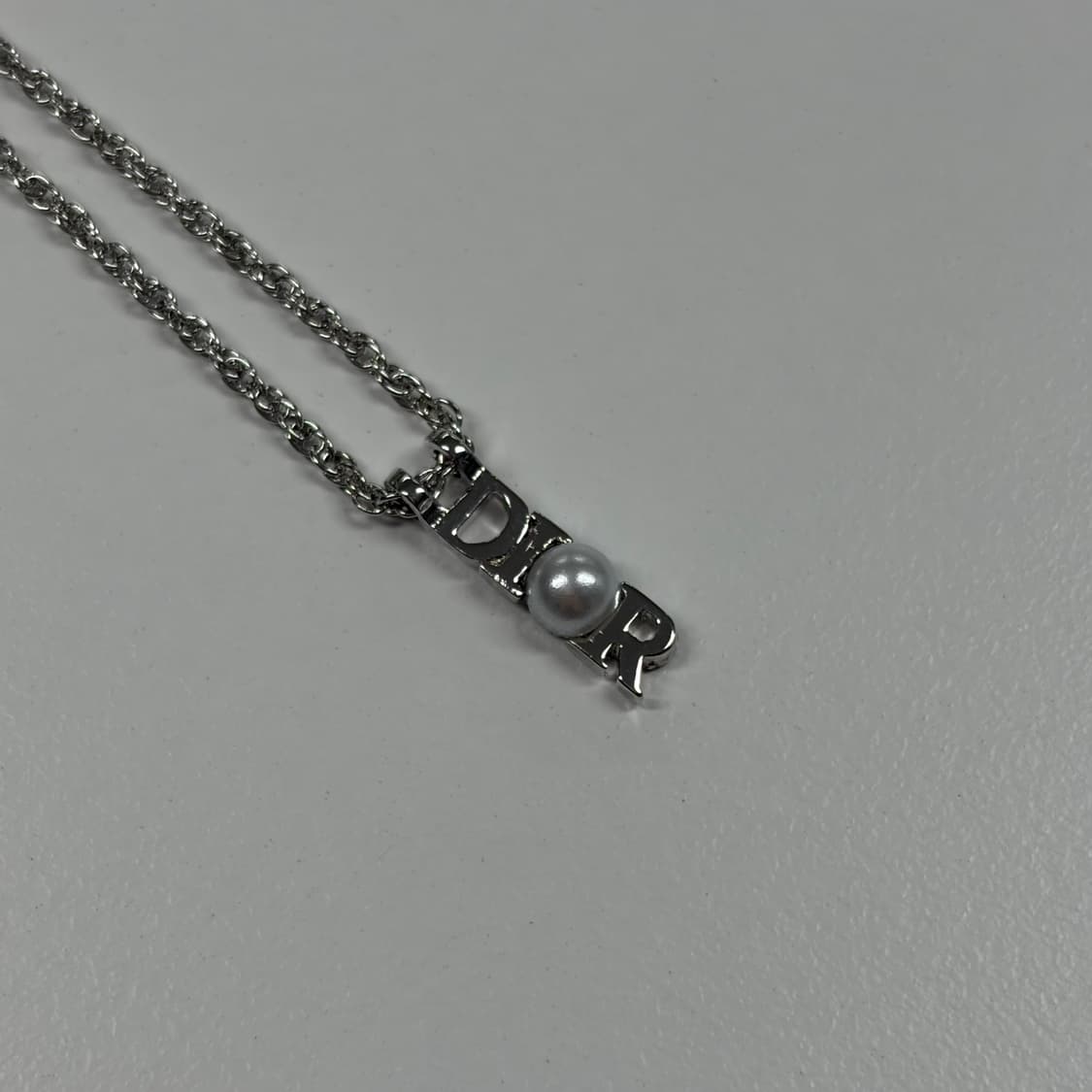 디올 이니셜 진주 목걸이 상품이미지1