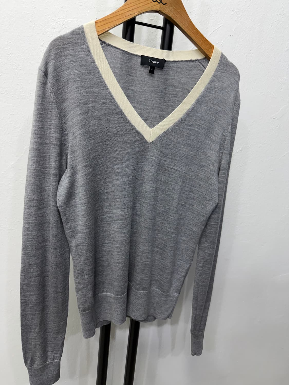 정품) Theory 띠어리 그레이 V넥 니트 P 상품이미지2