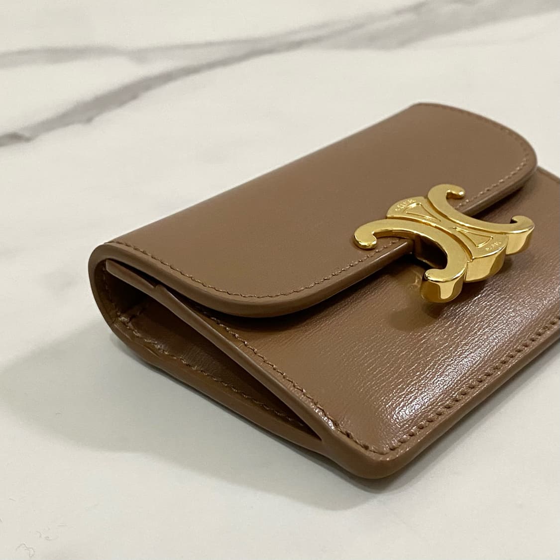 셀린느 카프스킨 플랩 카드 지갑 베이지 브론즈 10I583DPV-18BU 상품이미지3