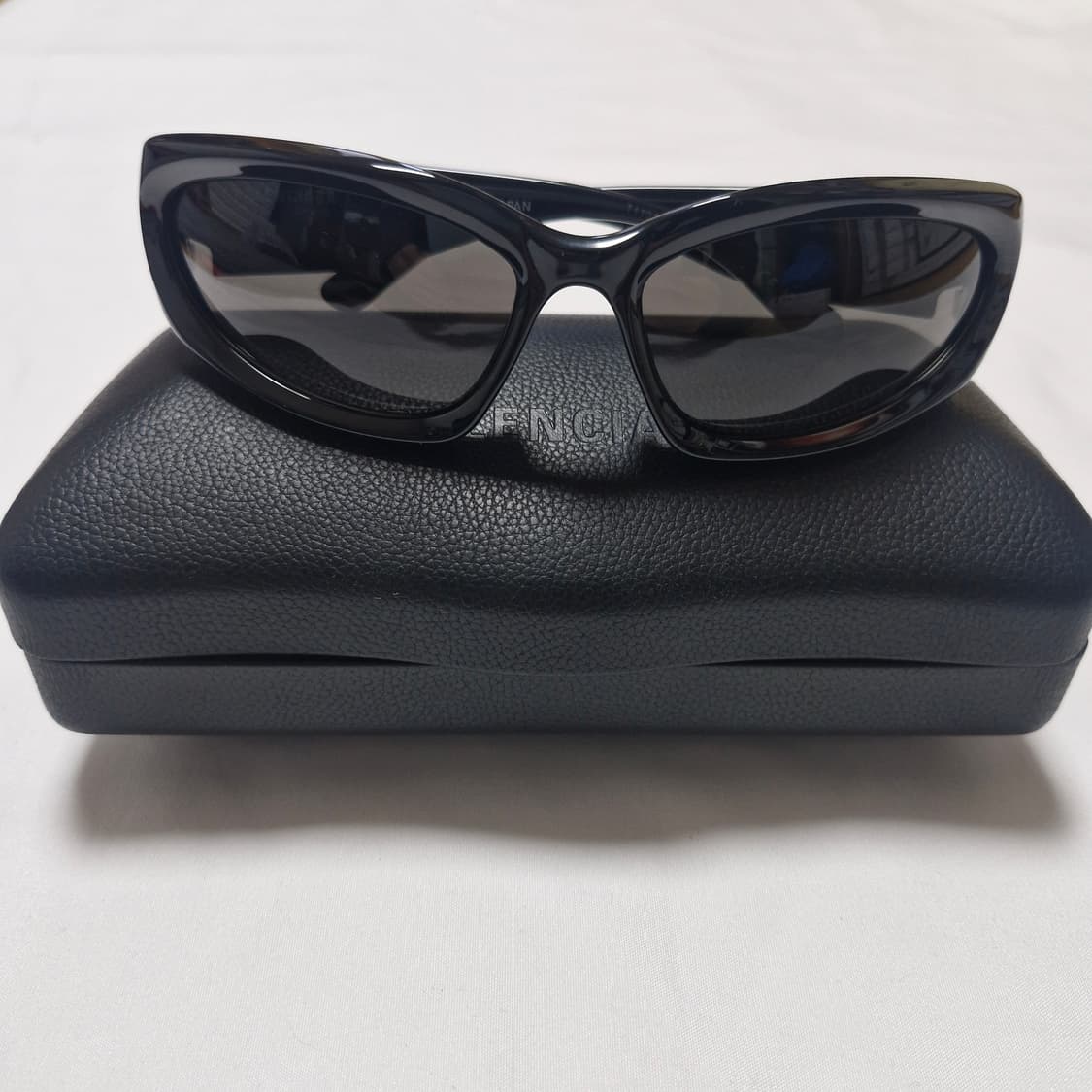 발렌시아가 스위프트 오발 선글라스 블랙 상품이미지1