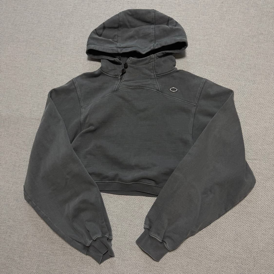 미스치프 사이드 버튼 업 크롭 후드티 상품이미지1