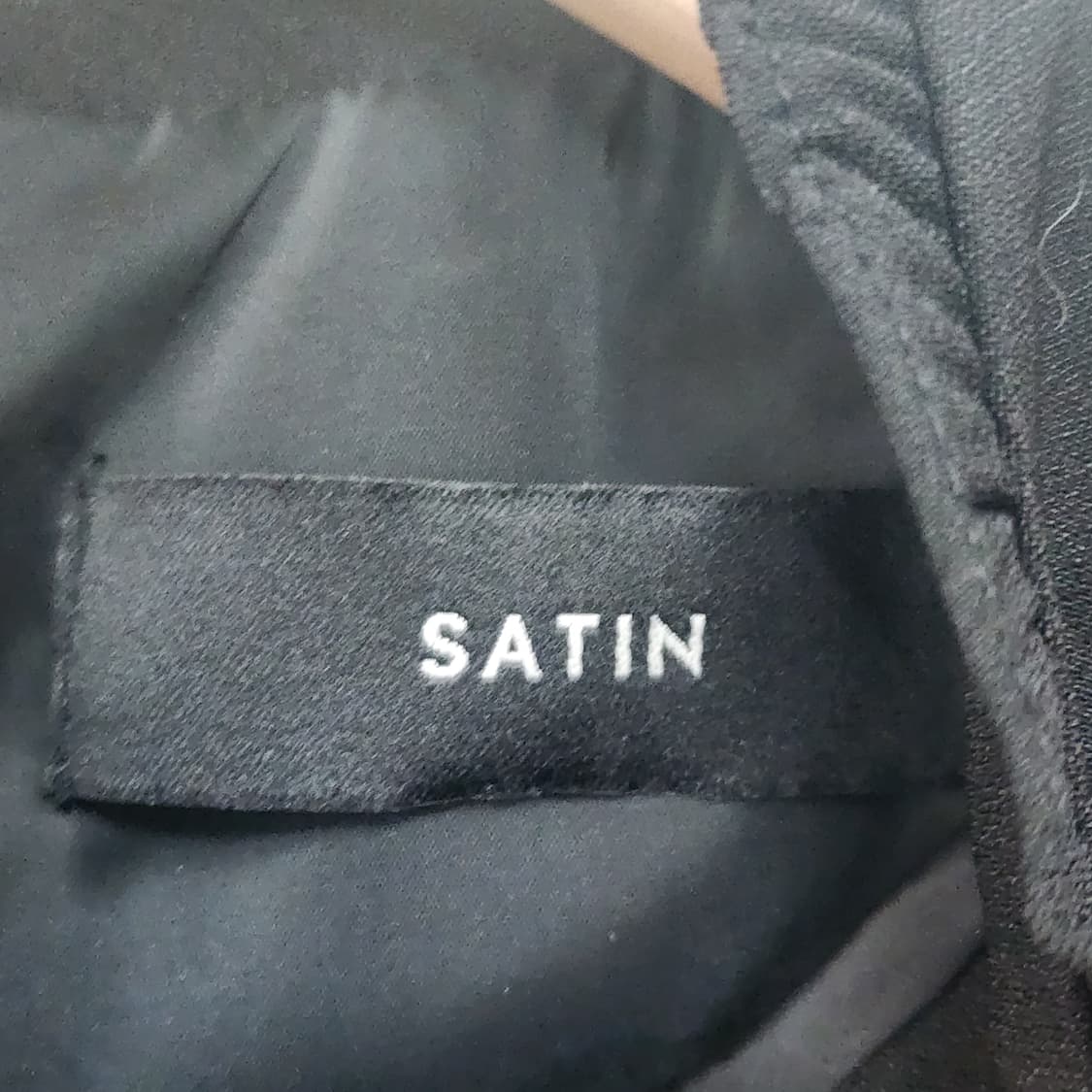 샤틴 블랙 플리츠 원피스 상품이미지3