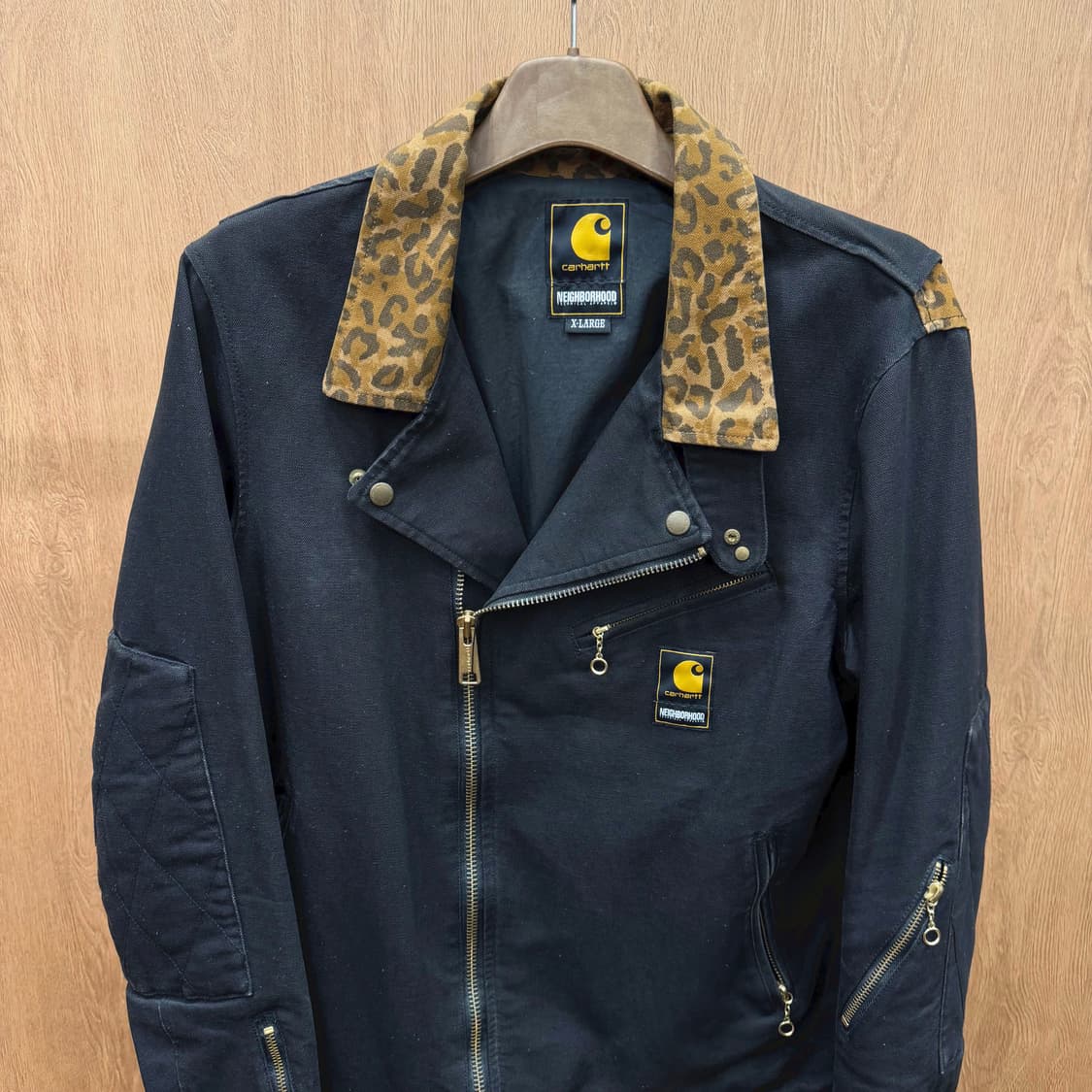 칼하트 네이버후드 코튼 라이더 자켓 레오파드 패턴 배색 디테일 블랙 상품이미지4