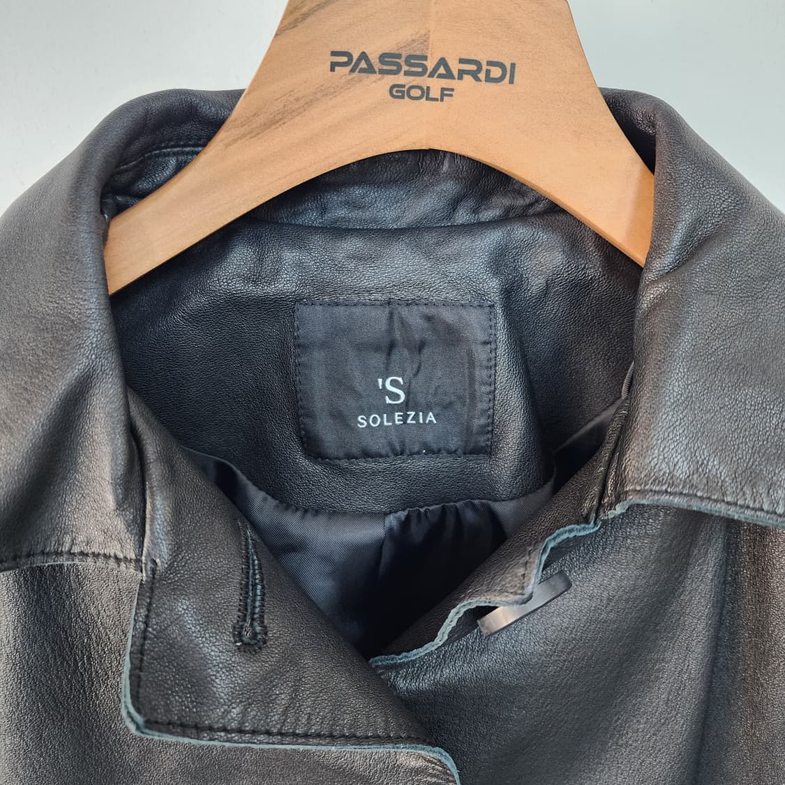 SOLEZIA 블랙 양가죽 반팔 자켓 상품이미지2