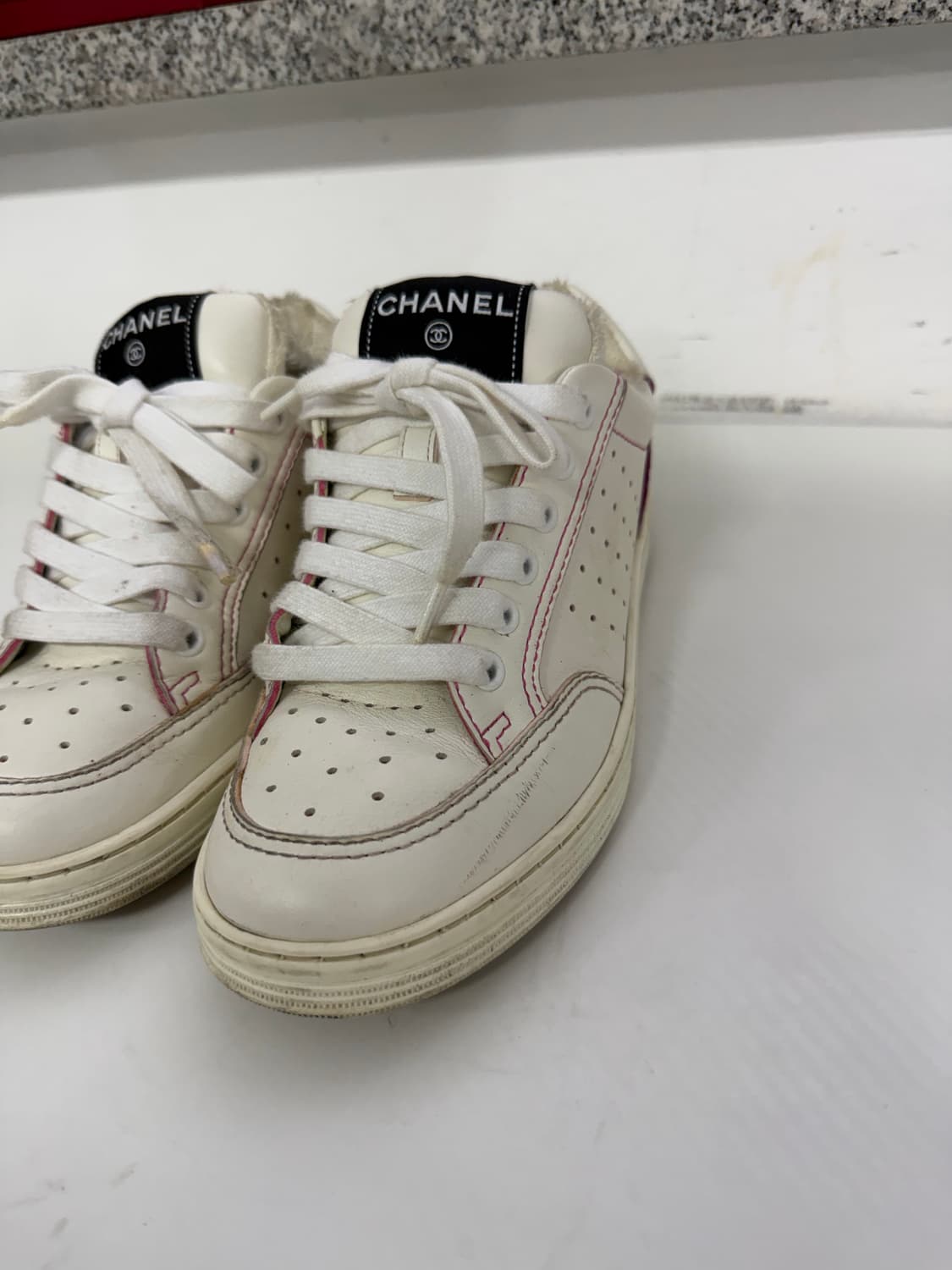 정품) 샤넬 화이트 스티치 백로고 스니커즈 36 상품이미지2