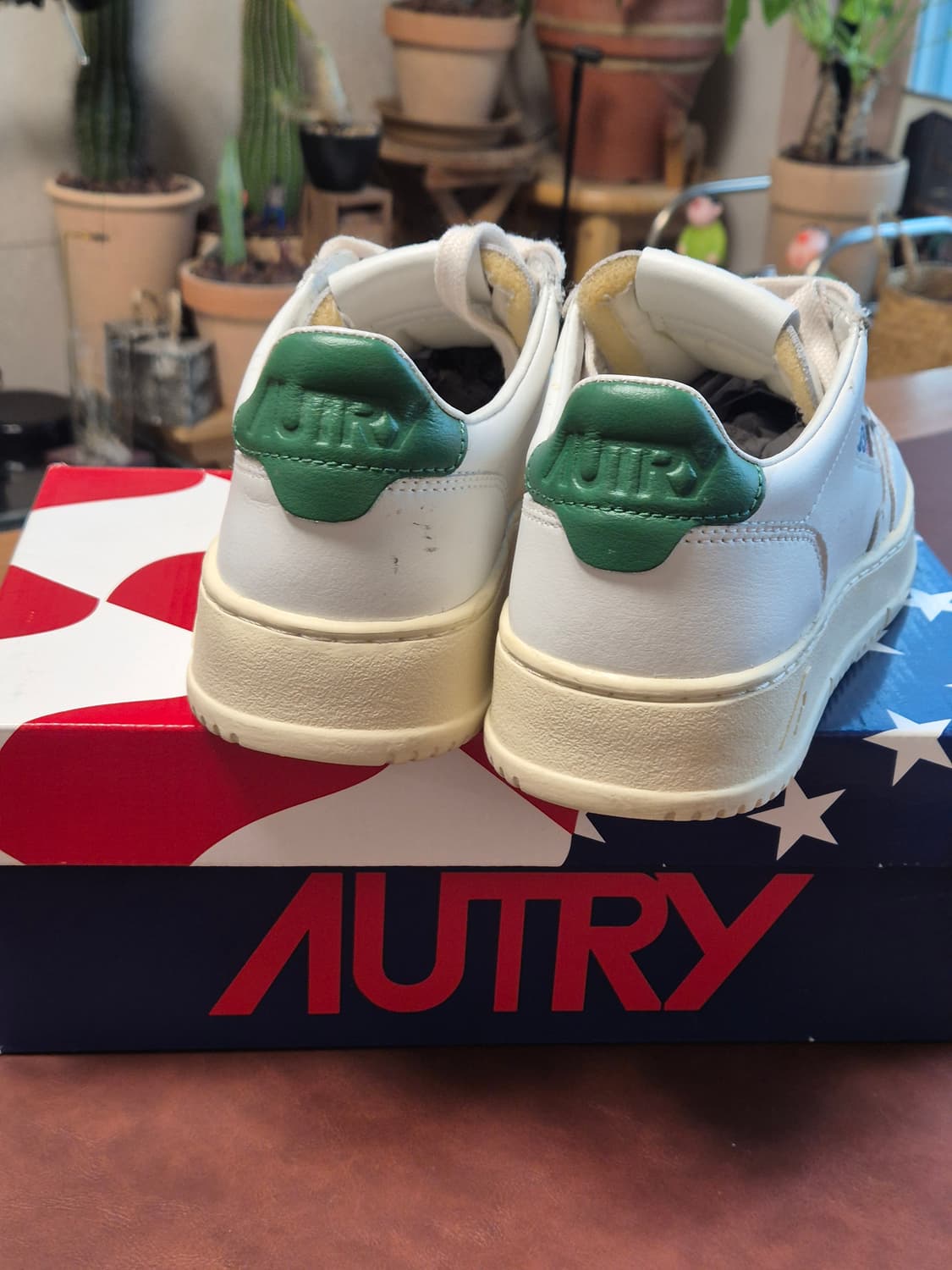 (풀박)실착용1회 235-240(37)오트리 메달리스트 로우 스니커 상품이미지4