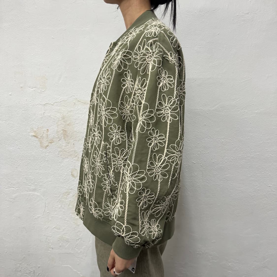 센스오브플레이스 그린컬러 폴리 코튼 혼방 보나티컬 플라워 스타디움 자켓 상품이미지2