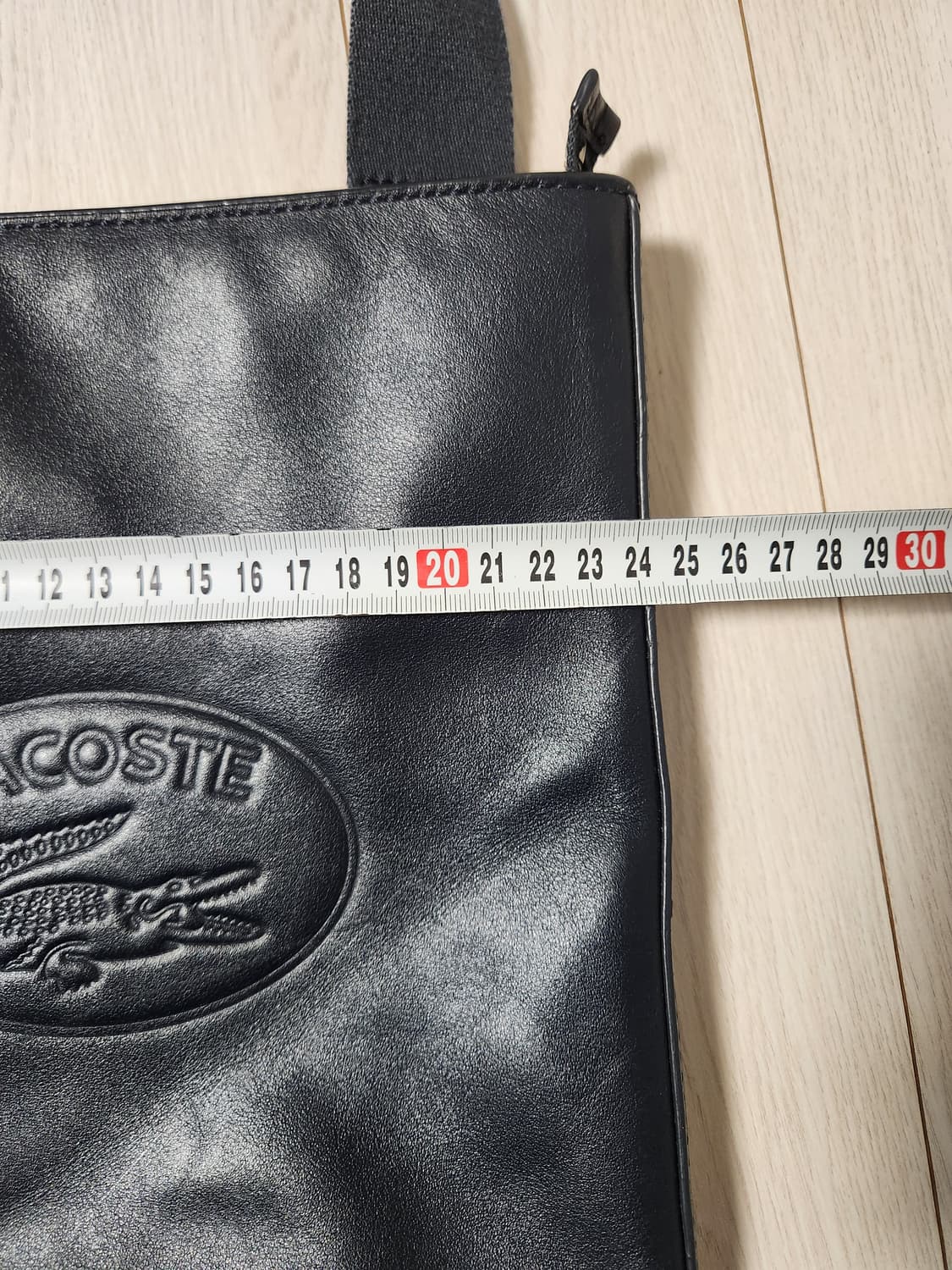 라코스테 네이비 크로스백

생활 스크레치 및 사용감 있어요
오염 하자 없 상품이미지2