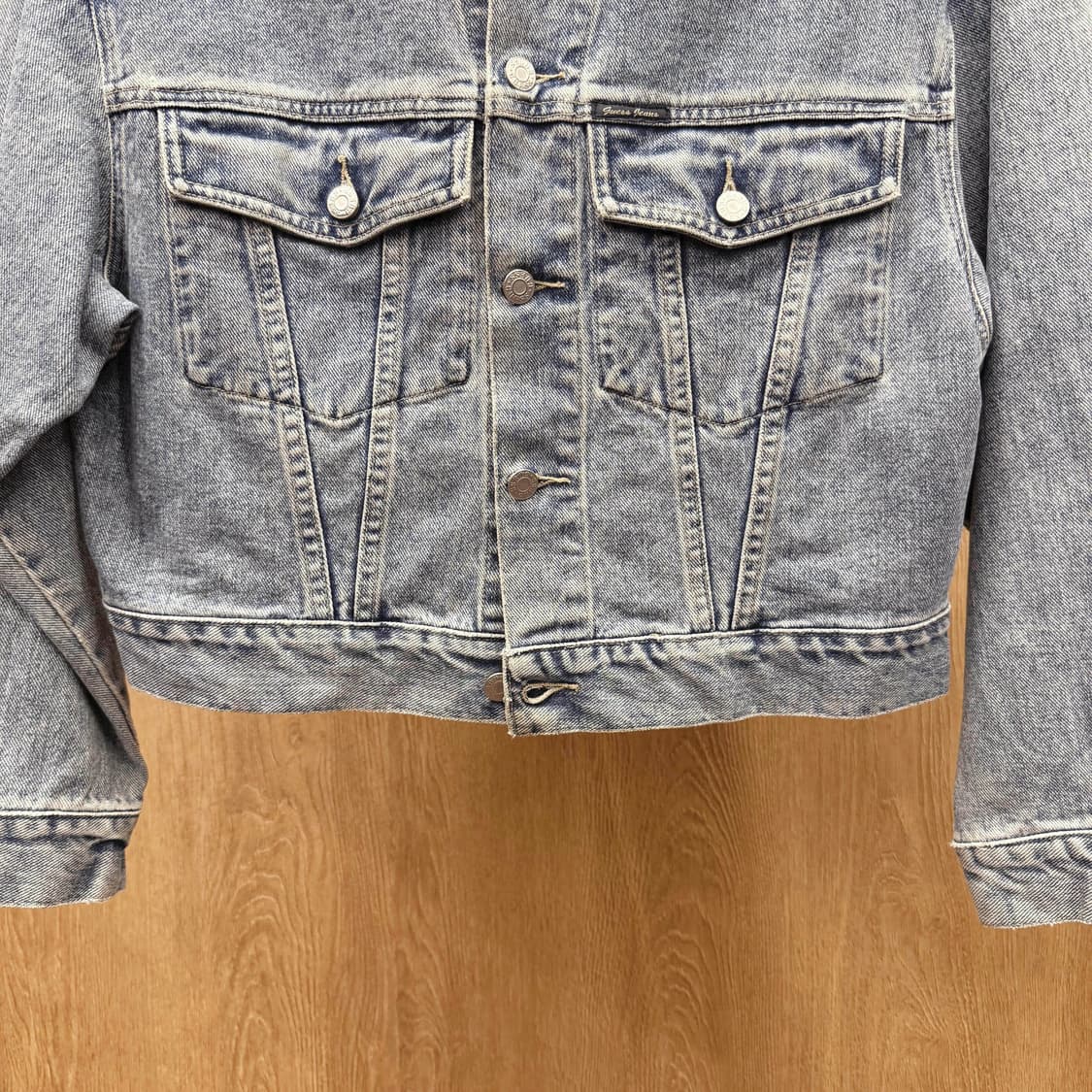 게스 데님 자켓 워싱 버튼업 카라 긴팔 투포켓 플랩 버튼 디테일 연청 상품이미지5
