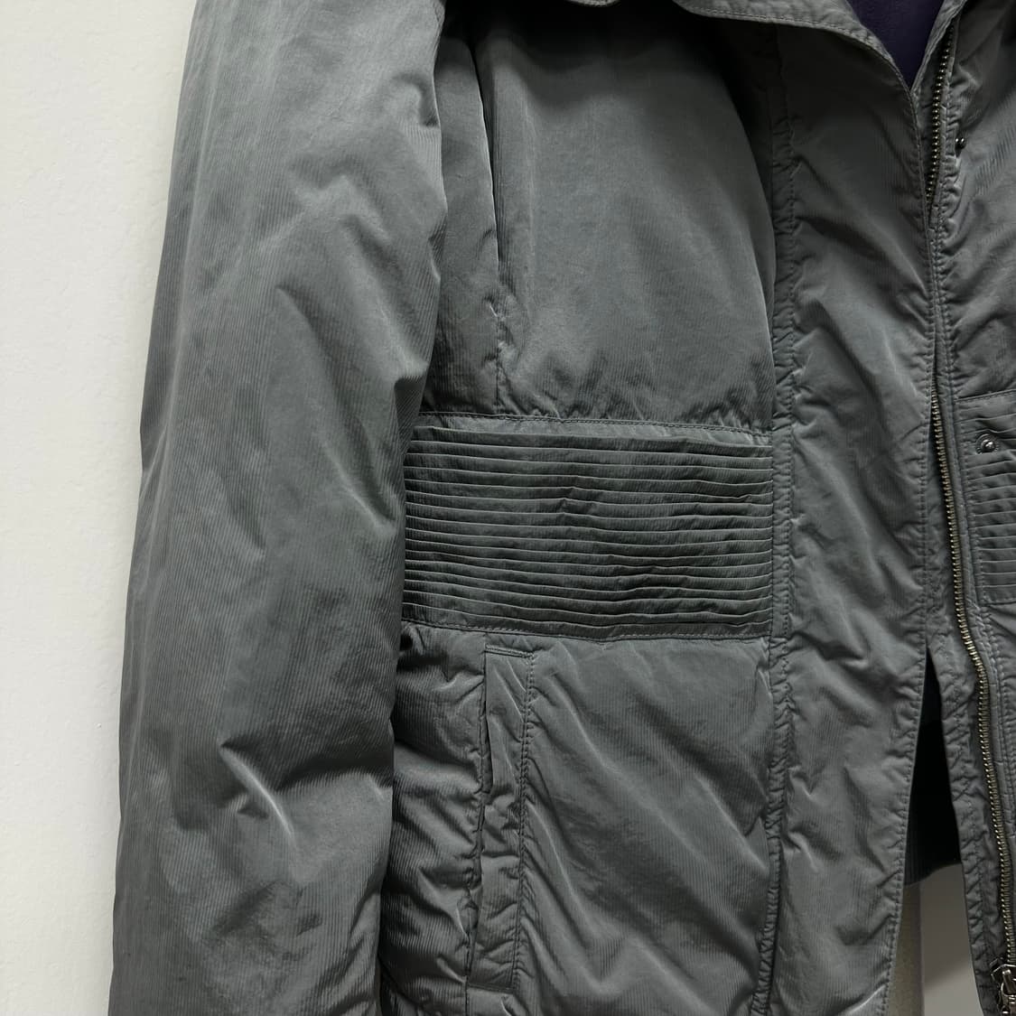 엠포리오 아르마니 플리츠 디자인 다운 패딩 자켓 상품이미지5