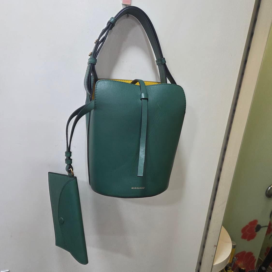 버버리 그린 레더 버킷백 상품이미지1