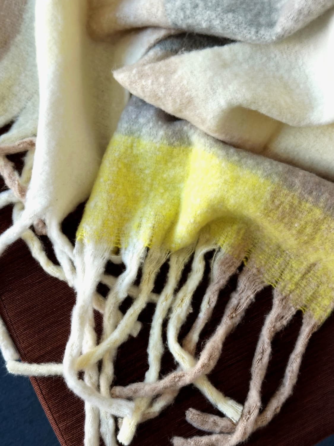 Bold silhouette wide design muffler 상품이미지3