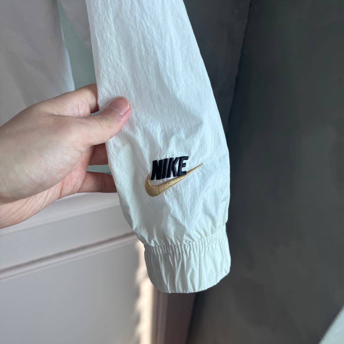 나이키 애슬래틱 백로고 우븐 바람막이 화이트 상품이미지5