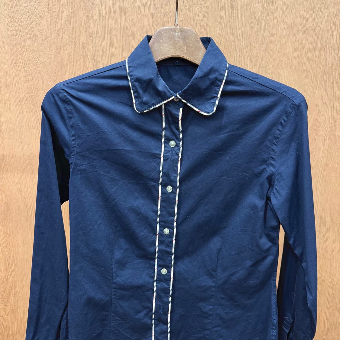 버버리 런던 코튼 셔츠 긴팔 무지 배색 라인 디테일 슬림핏 네이비 상품이미지4