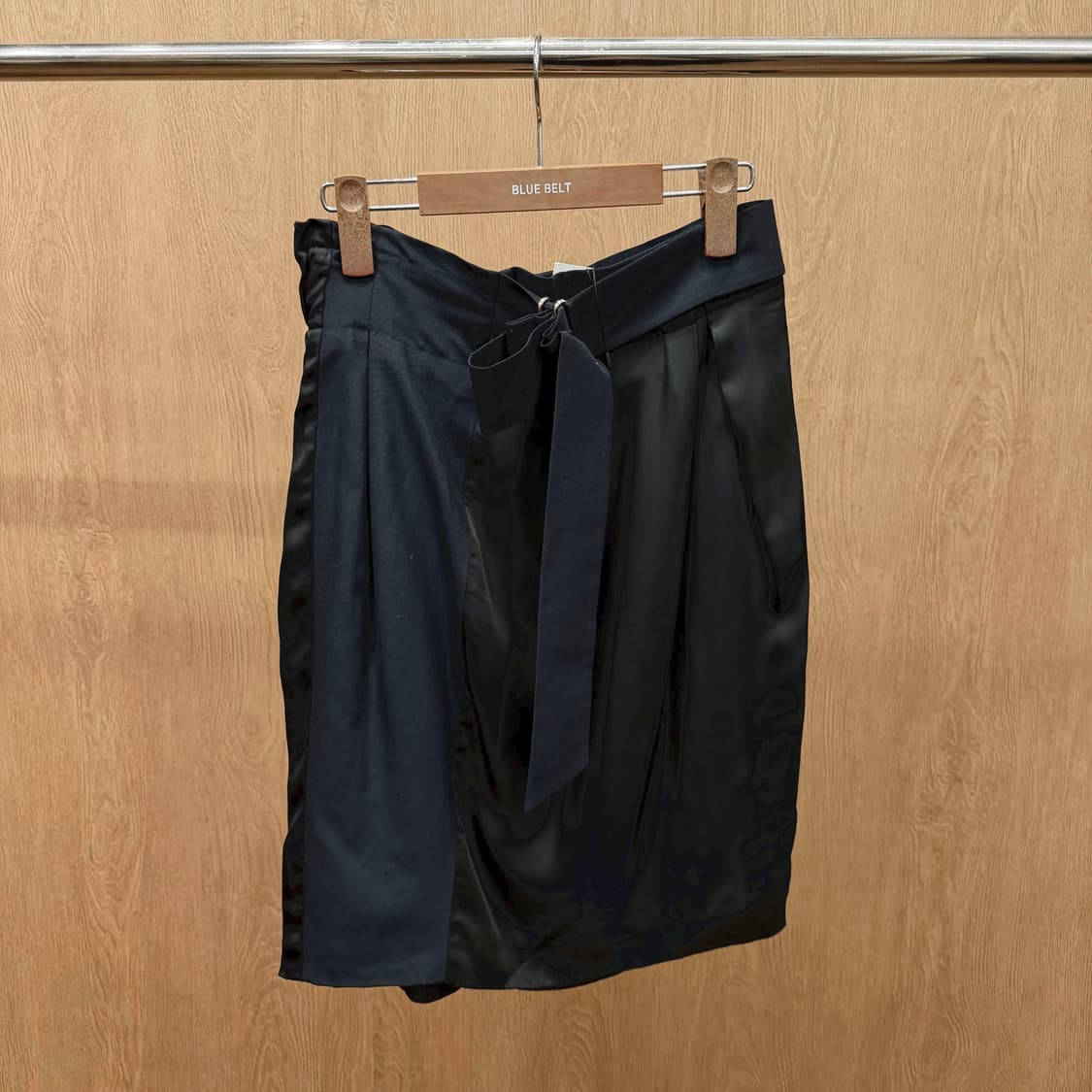 타임 미디 스커트 언발란스 배색 벨트 스트랩 핀턱 디테일 벌룬핏 블랙 상품이미지2