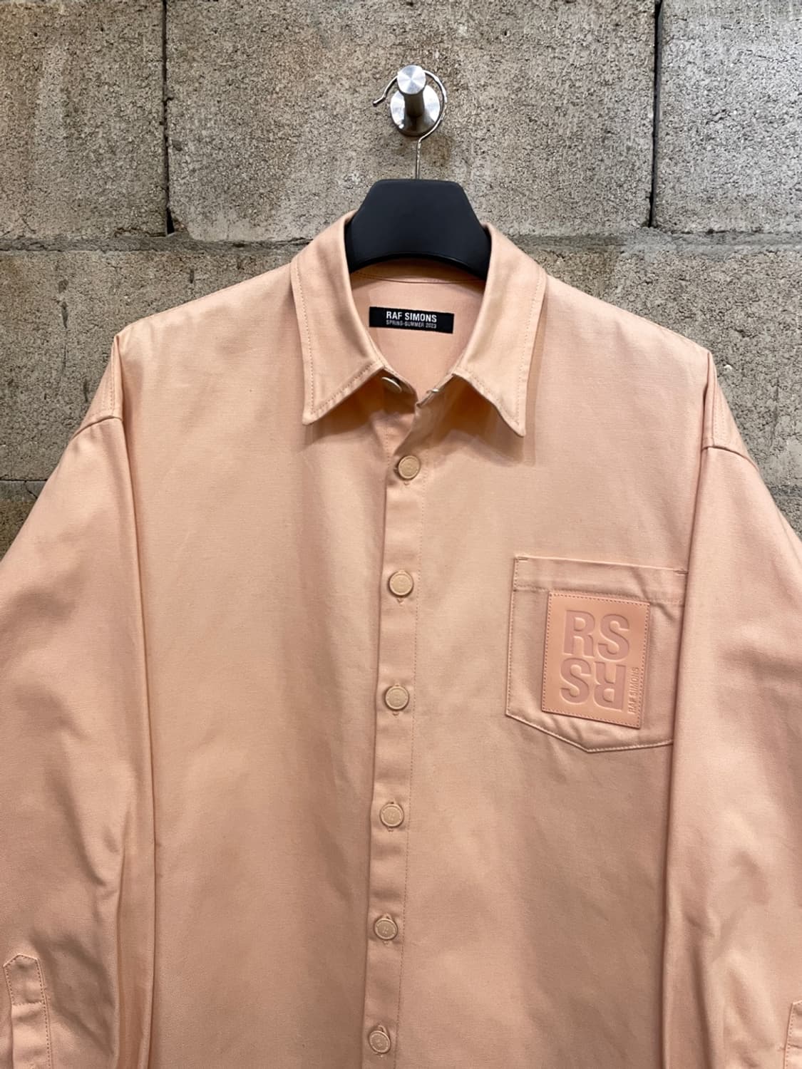 라프시몬스 레더 패치 오버사이즈 데님 셔츠  상품이미지4