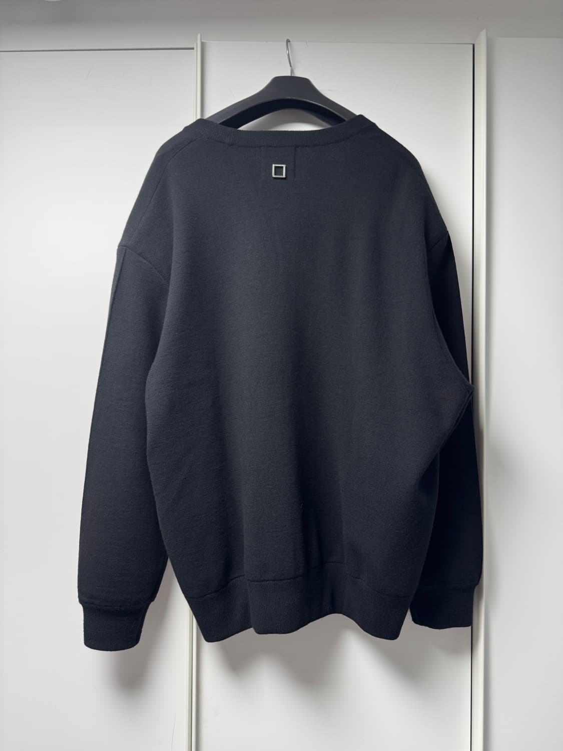 [52, 105-110] 우영미 23fw 자수패치 브이넥 가디건 블랙 상품이미지2